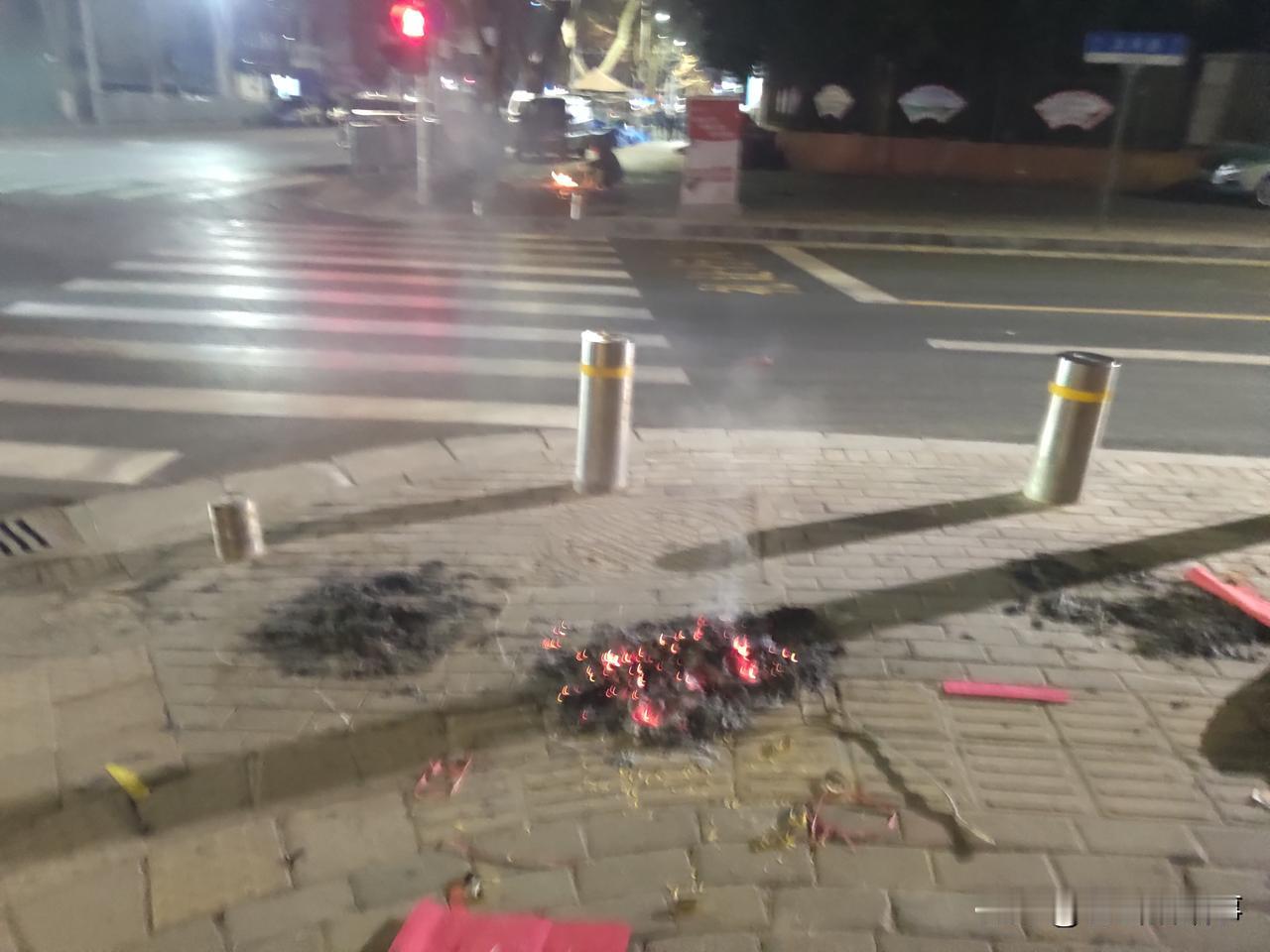 今天是丙午马年正月初三，按郑州的风俗，今天是上坟祭祀仙逝先人的日子，今天一般都停