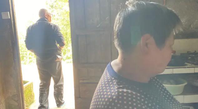 贵州山区男子陈树，42岁那年因为买回家的猪肉太肥，被妻子当众扇了一巴掌。他没有争