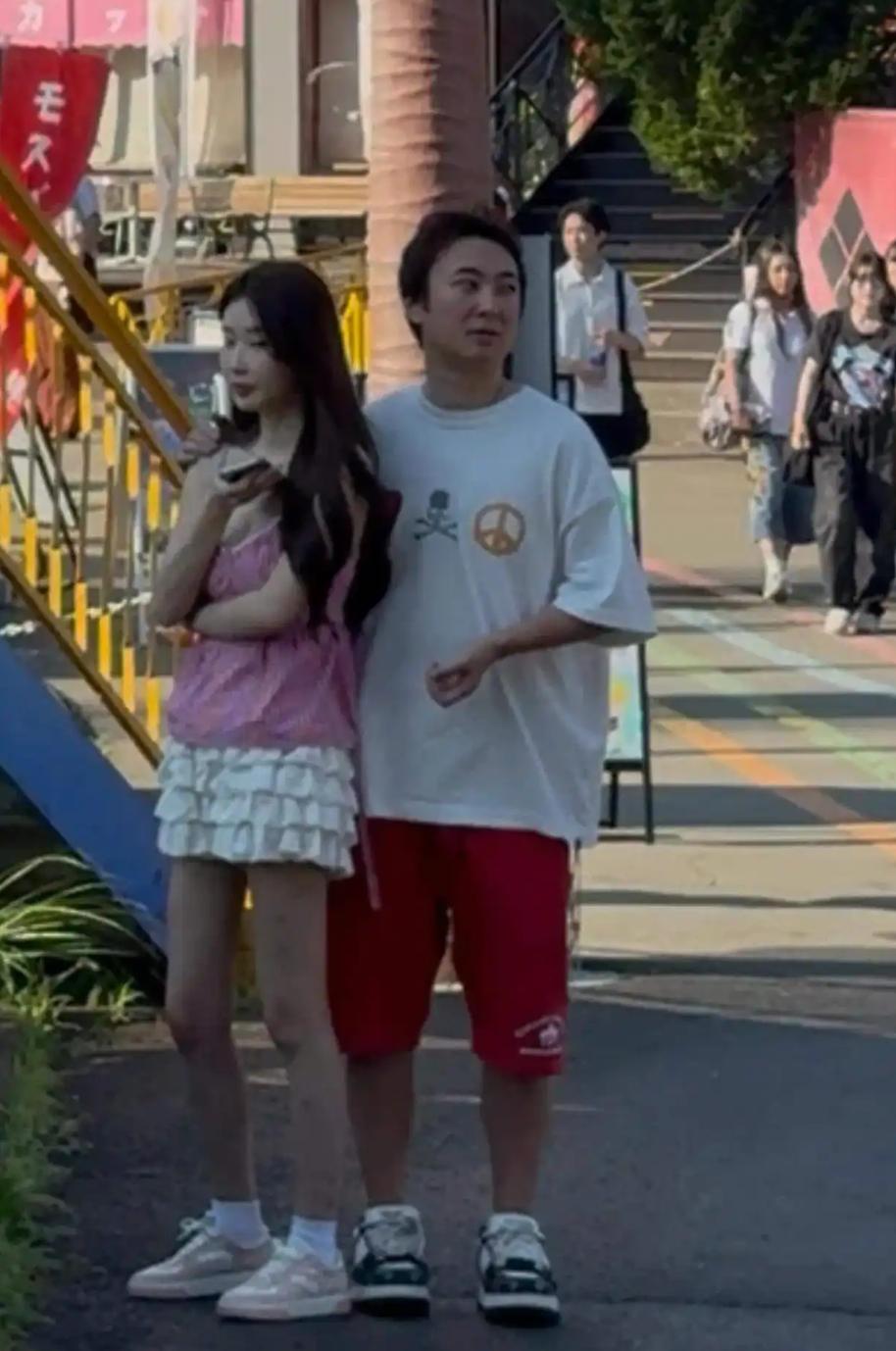 王思聪分手连字都懒得打，已读不回就完事！女方追到日本，结果撞见人家搂着新妹子亲上