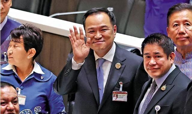 没有对比就没伤害，以前大家觉得佩通坦挺好的，但是阿努廷担任泰国总理以来，你们就会