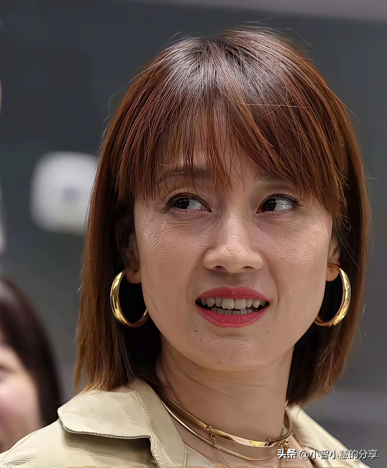 一晃眼，这位女明星都已经50岁了，没有美颜的照片，她的皮肤状态也跟我们四五十岁的