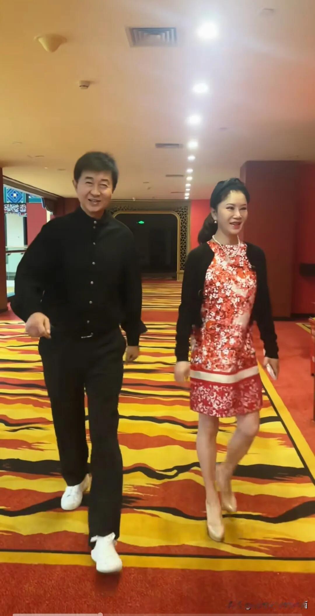这是娱乐圈里最恩爱，最不会离婚的一对夫妻，从未有绯闻，恩爱几十年了。你还记得当年