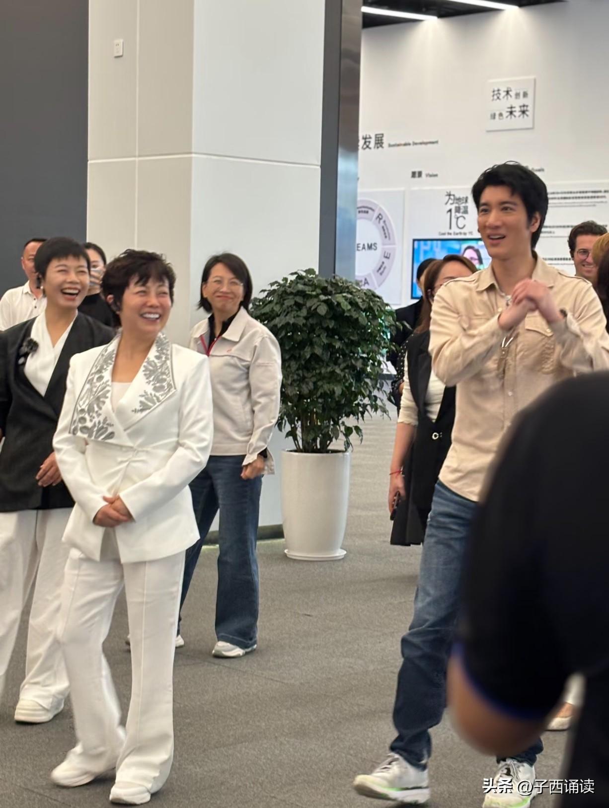 王力宏成了比亚迪的宠儿，看看他所到之处，把公司的女领导们逗得多开心啊！