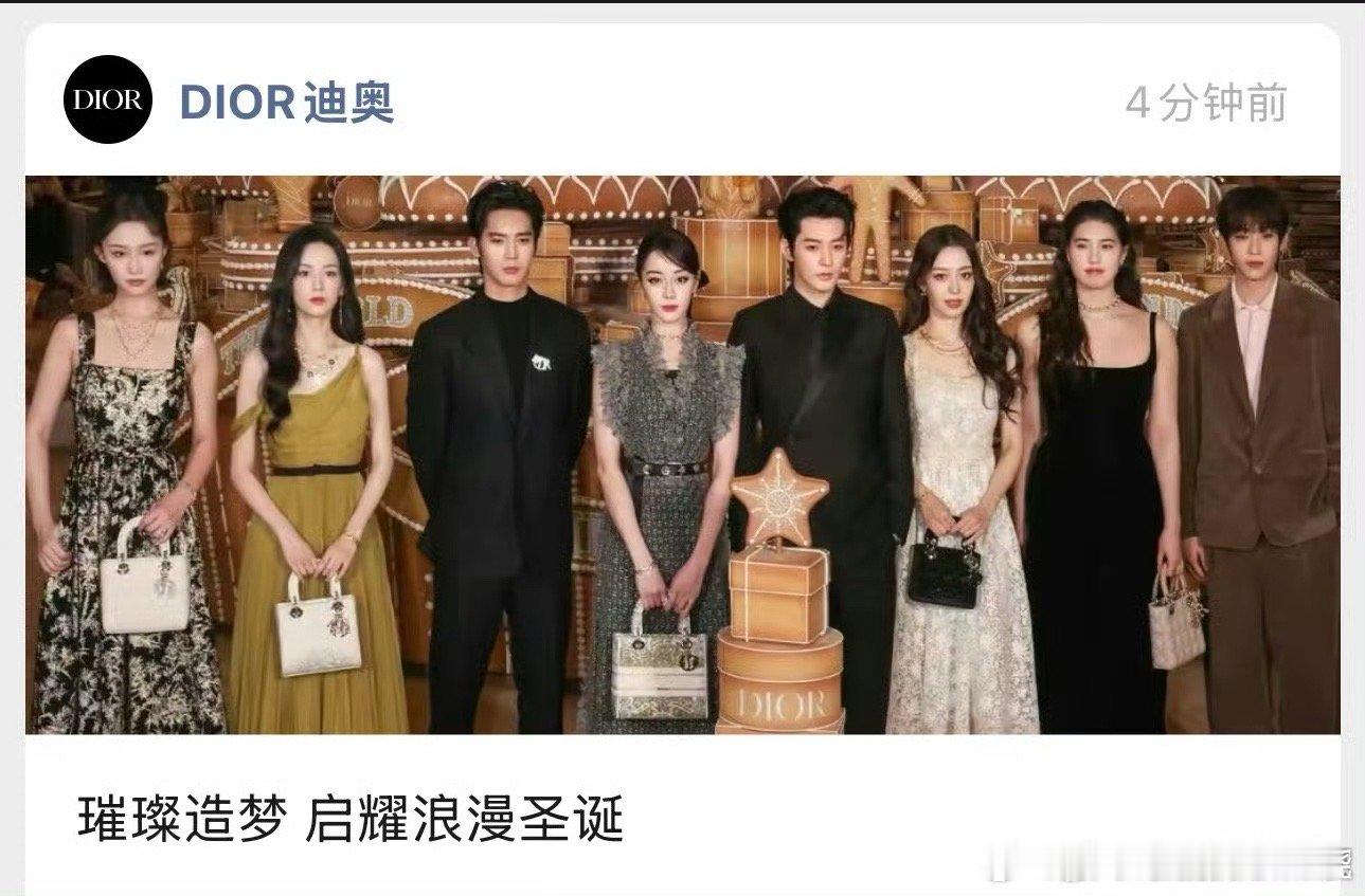 隔壁俩黑西装站着，真的很像俩保镖 