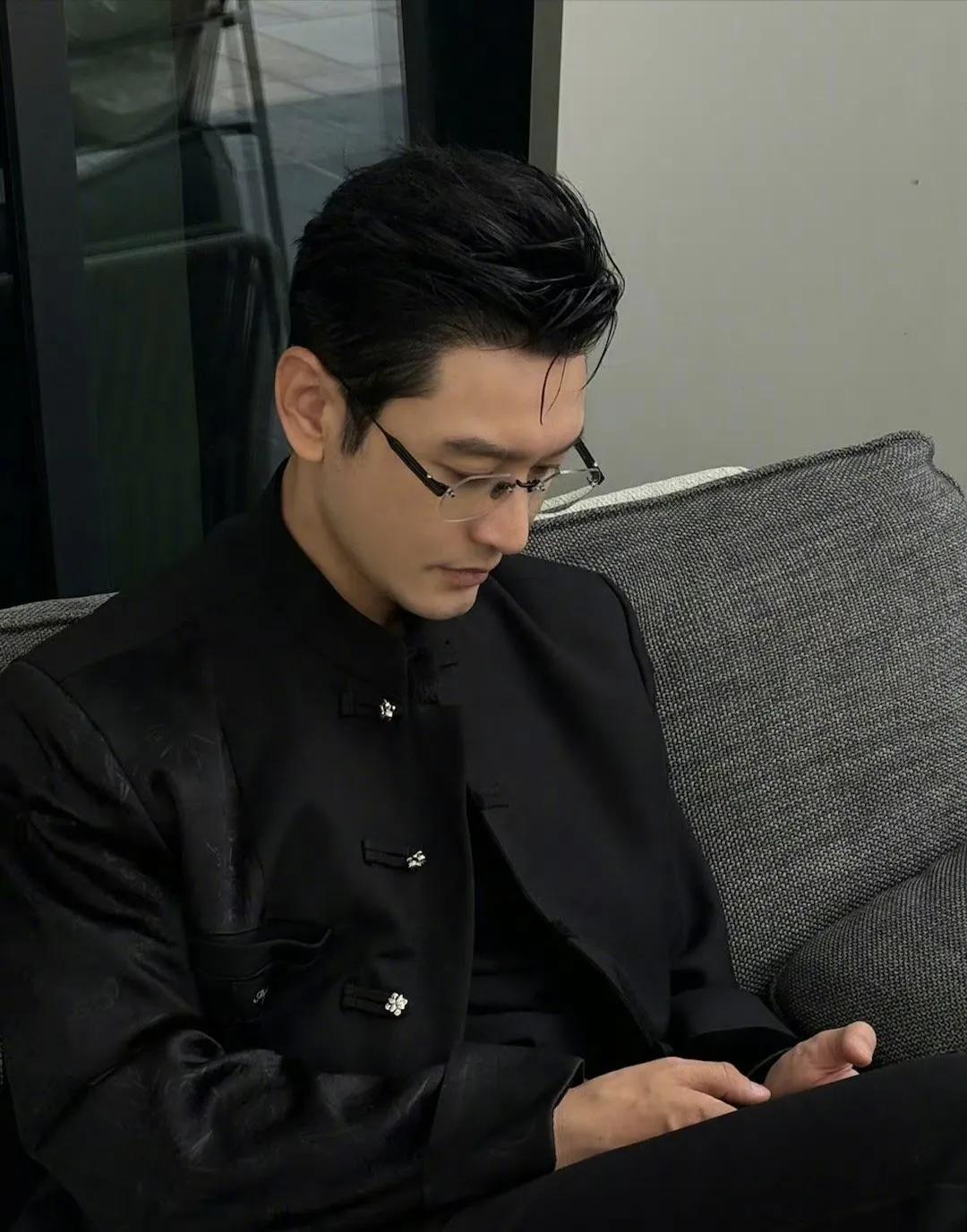 黄晓明总是帅一阵子然后油一阵子，在被夸和被骂之间不停的循环。黄晓明的daddy味