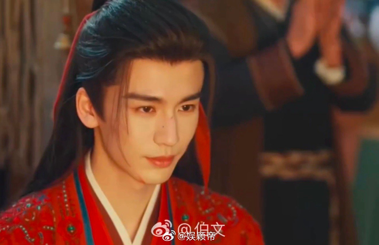 逐玉张凌赫田曦薇夫貌妻荣 “夫貌”张凌赫，古装男模实至名归；“妻荣”田曦薇，凤冠