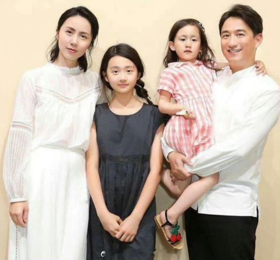 黄磊微信名叫多妹弟爸这个昵称还挺温馨的[抱一抱][抱一抱] ​​​