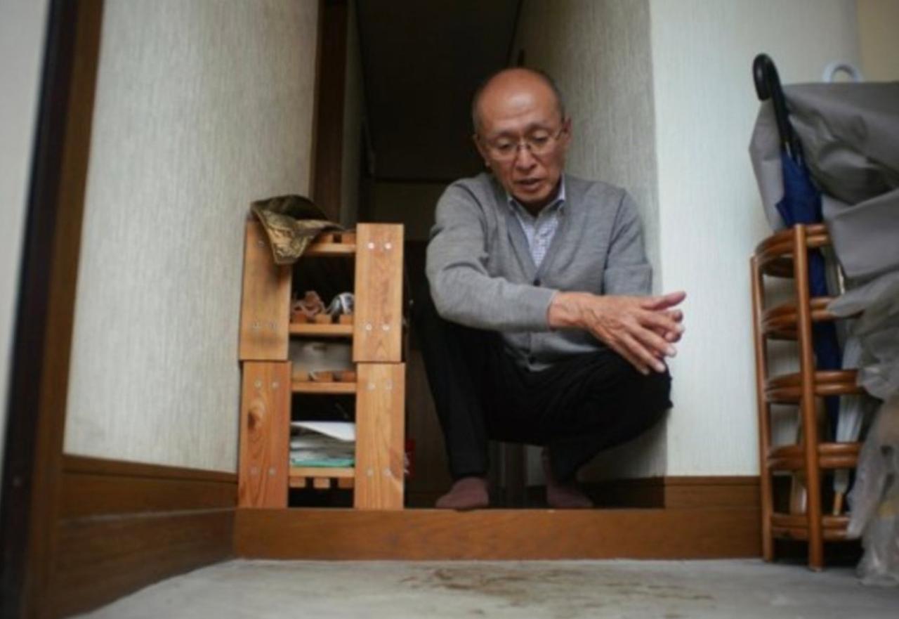 1999年，日本男子高羽悟的妻子在公寓遇害，现场血迹未干，2岁儿子就在一旁。这个