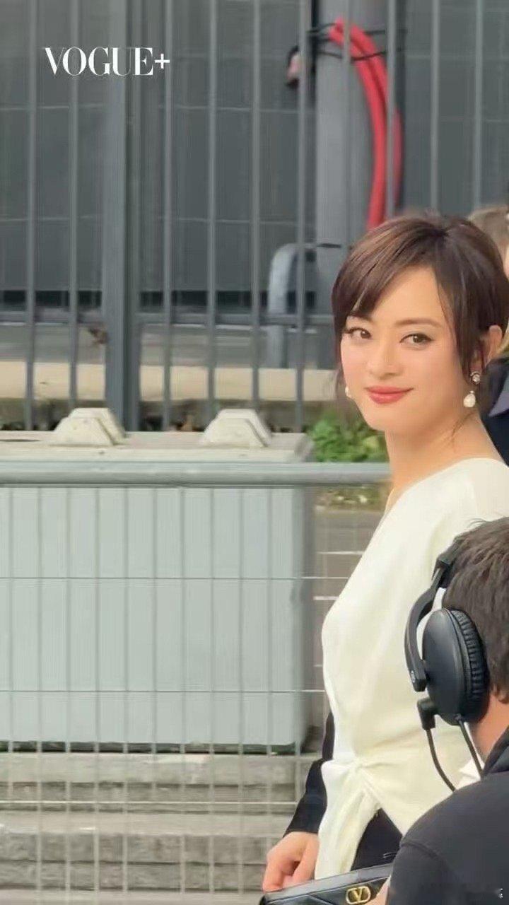 孙俪妆造正确十年如一日的优雅气质，随便一个侧颜都美成壁纸，果然是内娱气质天花板级