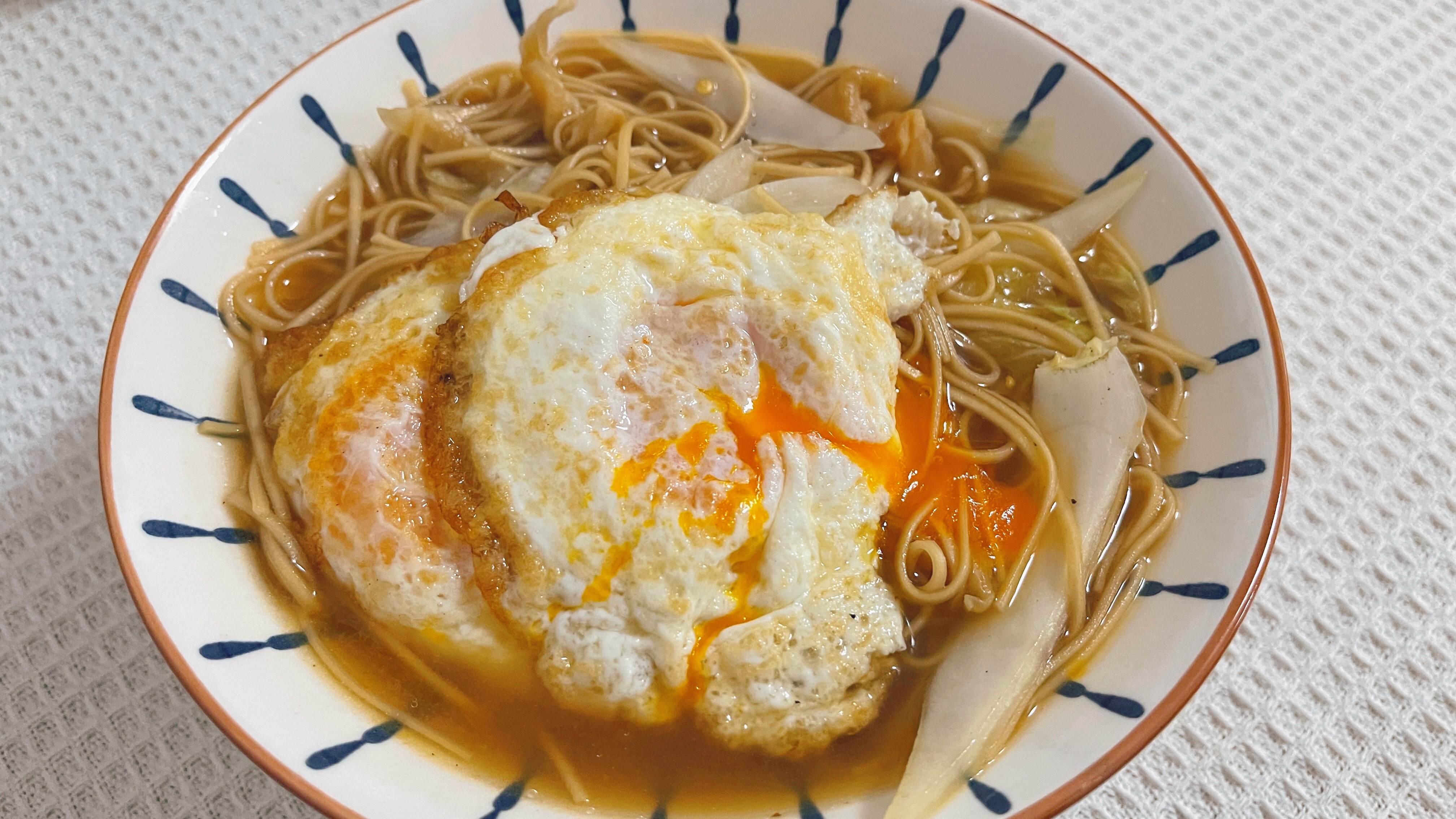一把面条 三片白菜叶两个煎蛋 一些萝卜丝 
