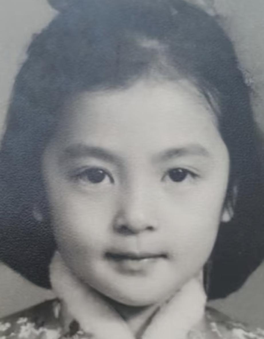 陈冠希的妈妈从小美到大，好像从言情小说里走出来的女主角。
如果当年的她出道拍戏，