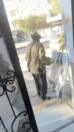 是个男人都好色，这大爷都七十多了，看到店门口有个美女画，左右看看没有人，弯腰附贴