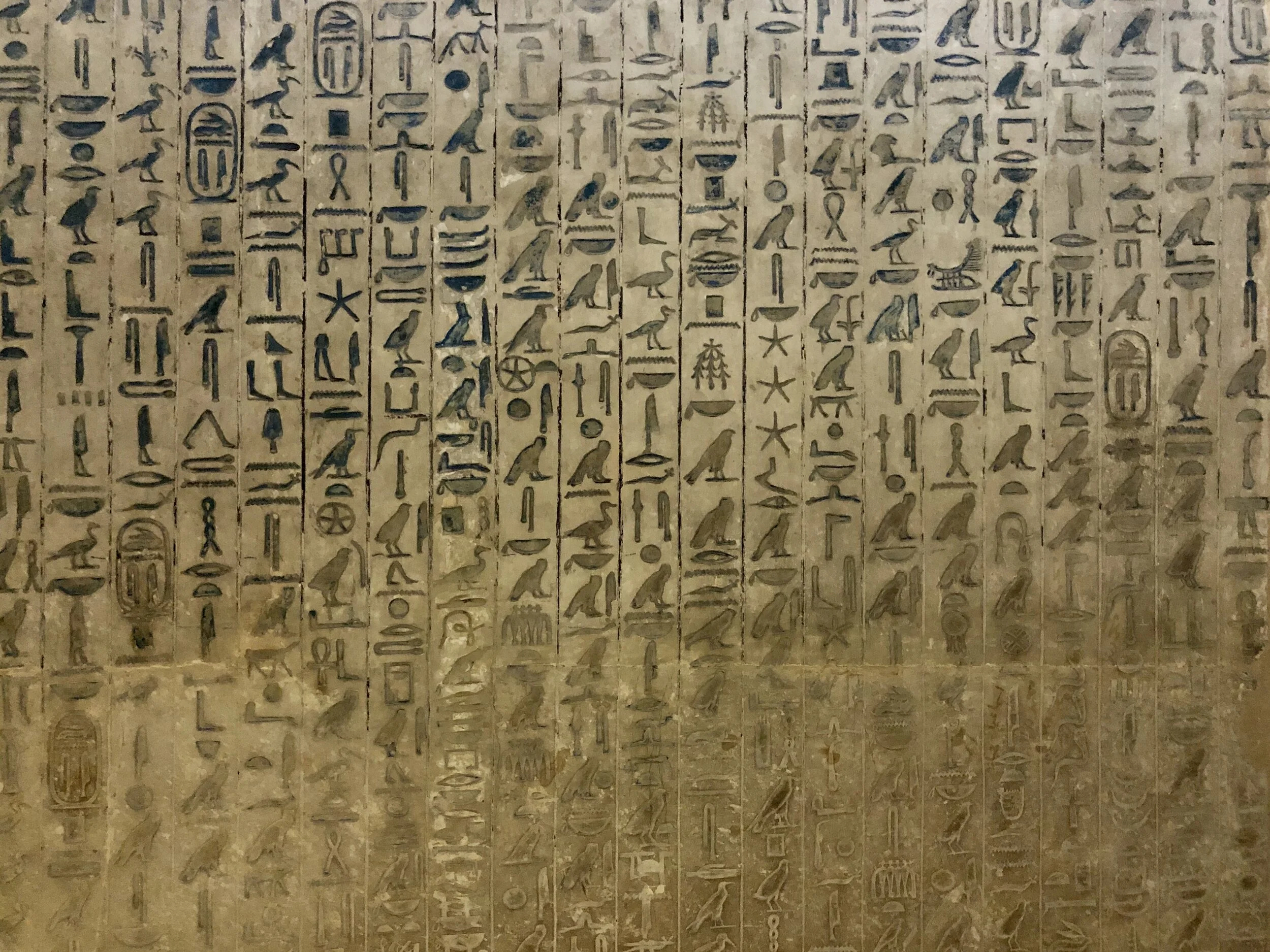 金字塔内部有比秦刻石要多得多的铭文，可供检测。介绍下乌纳斯金字塔里极具特色的咒语
