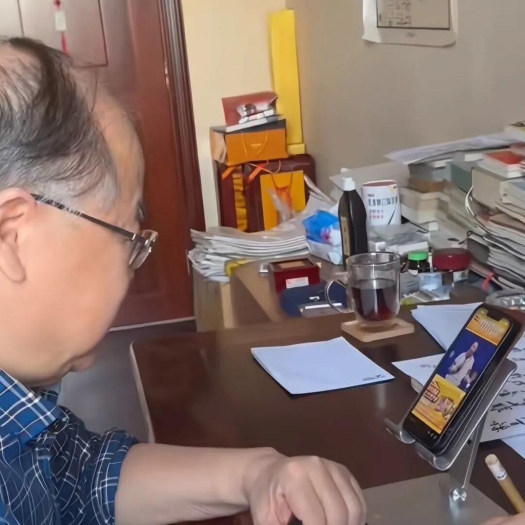 诺奖作家莫言，居然也戒不掉刷短视频！

谁能想到啊！咱们天天刷短视频停不下来，原