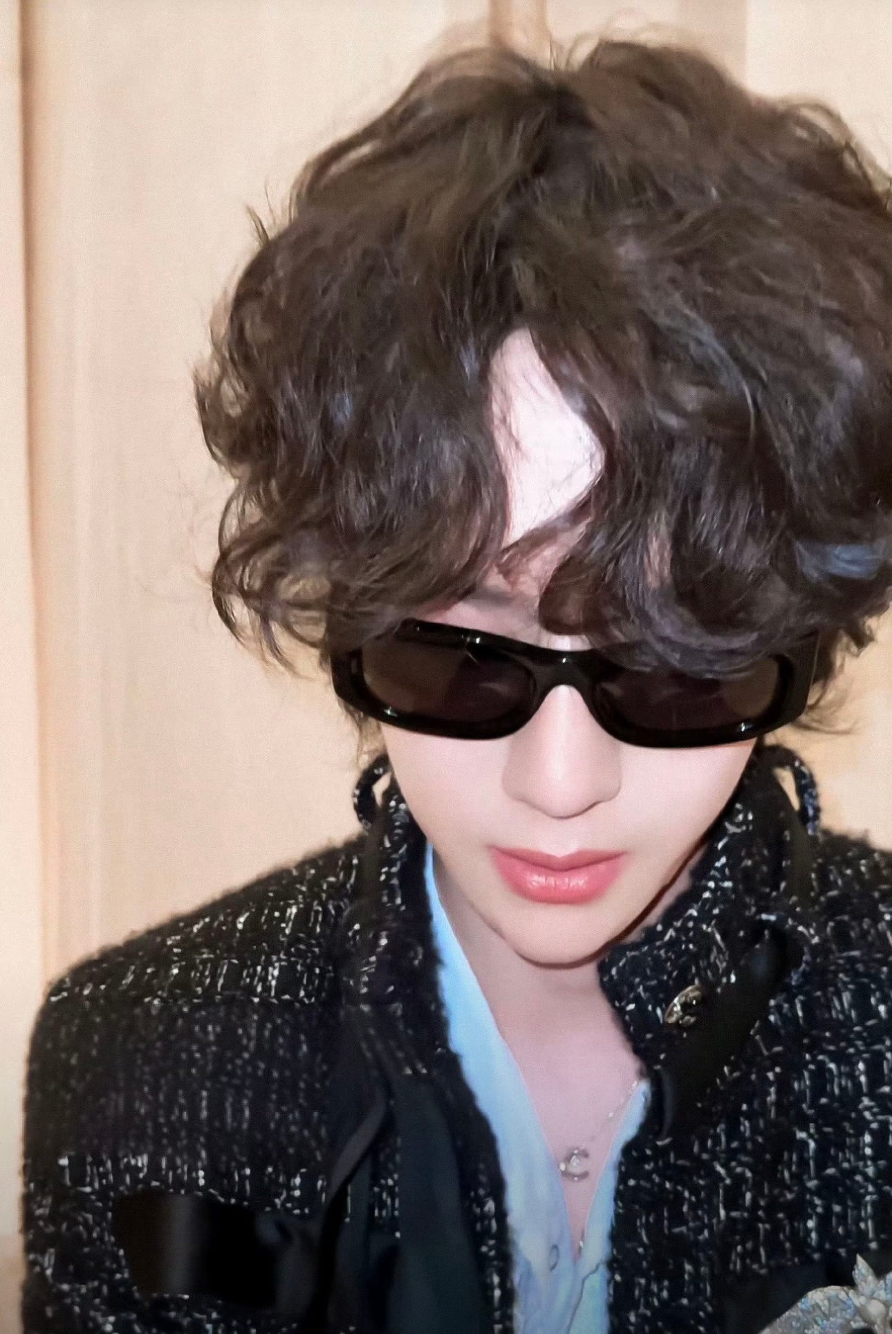 王一博辛芷蕾状态视频的随手截图  绝了！这脸部折叠度太优越了 ​​​