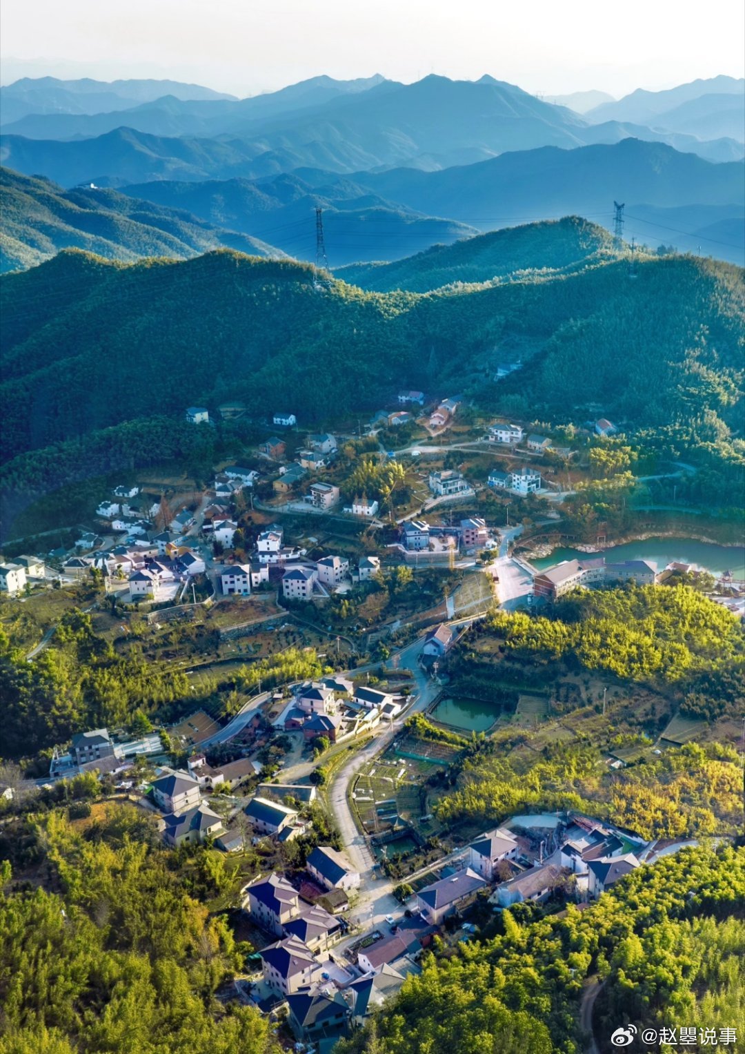 找到了江浙沪人自己的秋名山  连续发卡弯蜿蜒穿梭竹海间，一路云海相伴，弯道惊险又
