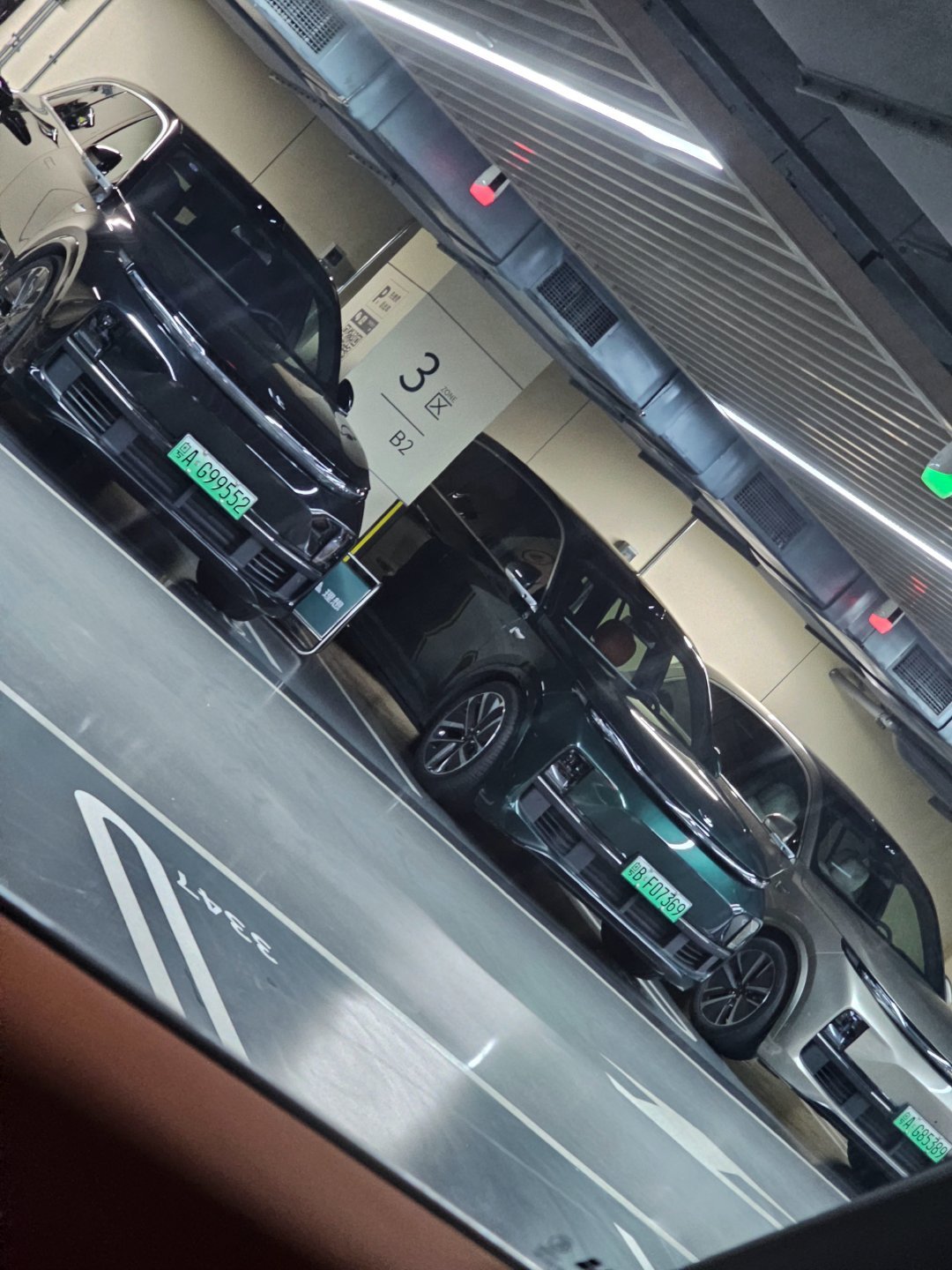 #SUV[超话]#不懂就问海岸城b2这一排理想，还有充电桩的，是试驾车用的吗？可