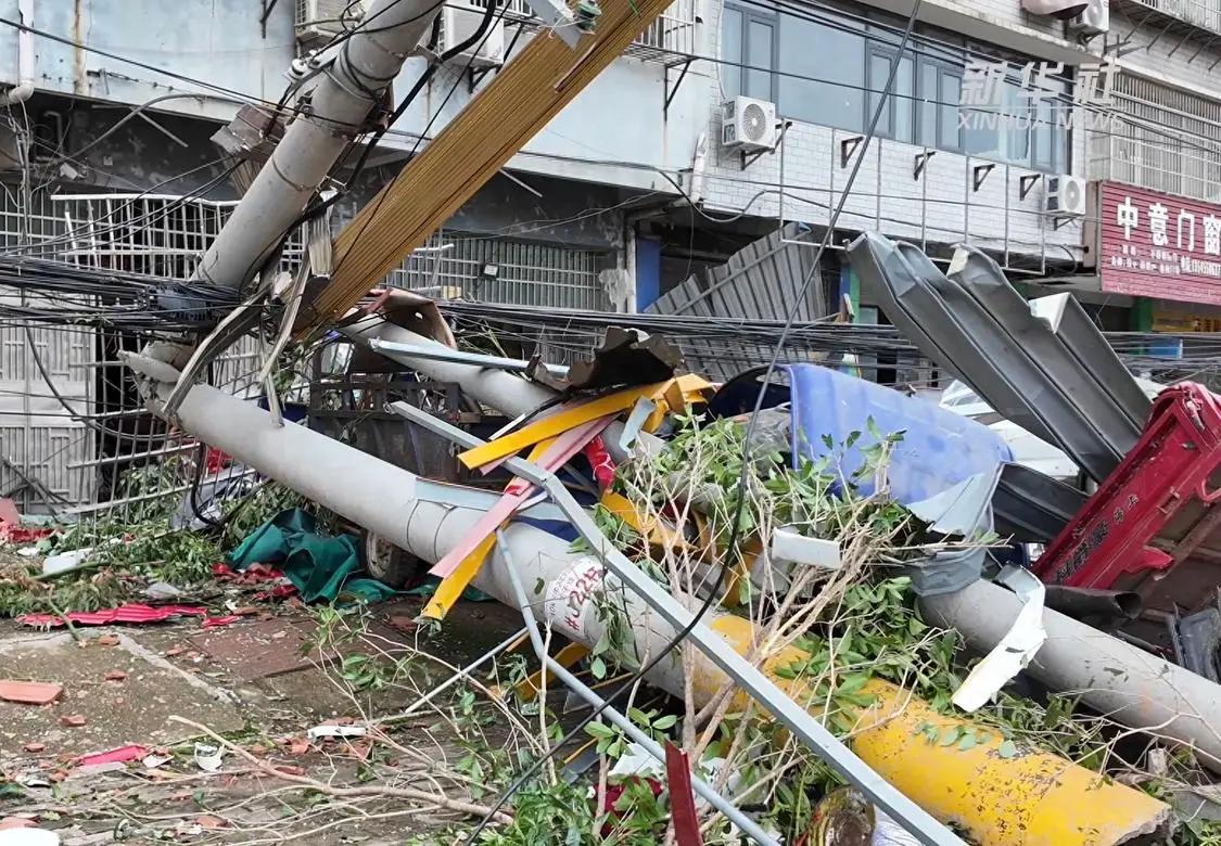 湖北黄石：昨日特大龙卷风致 2 死 51 伤，已转移安置 300 余名受灾群众。