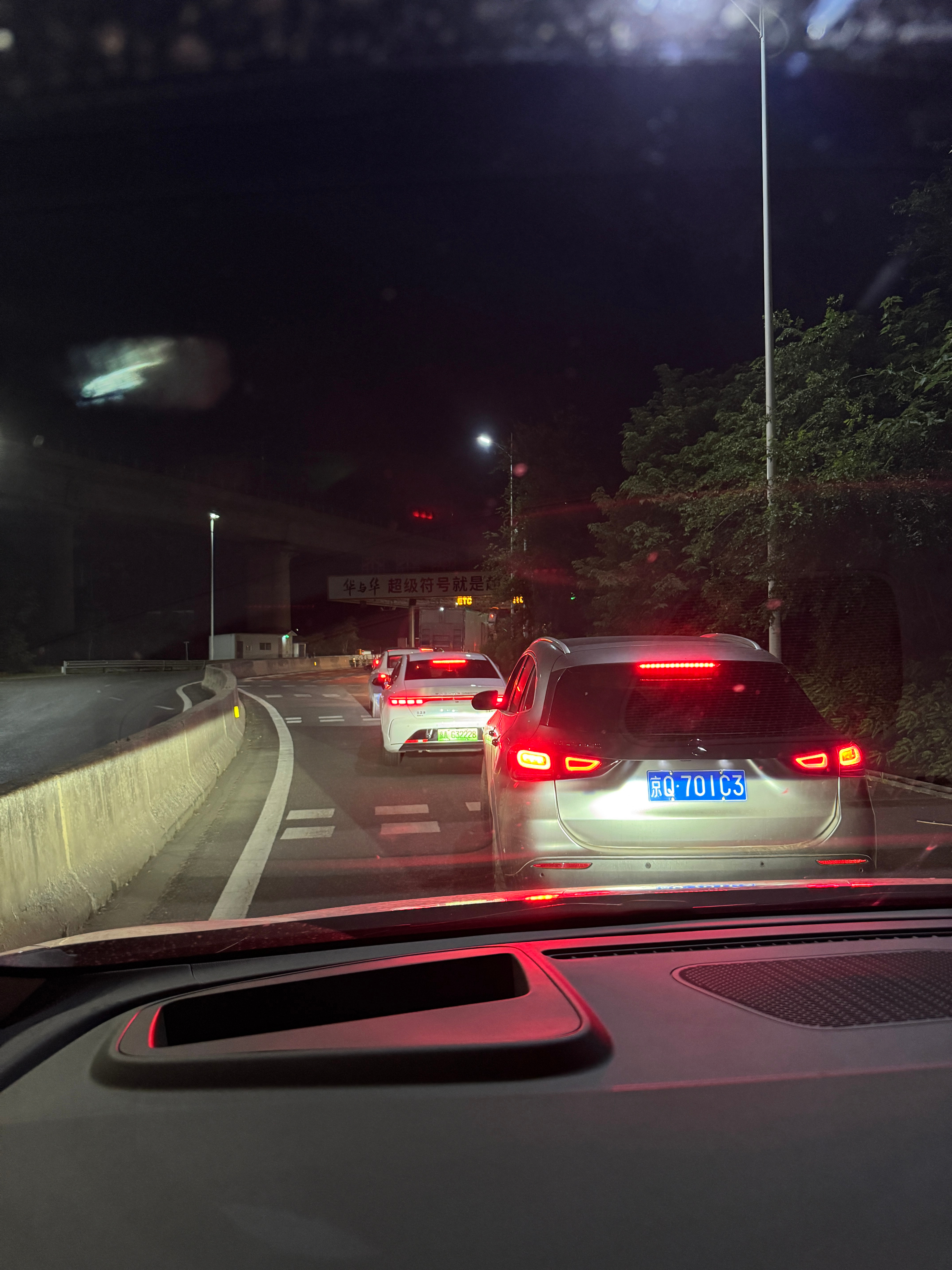 我们附近这个高速出口，一到高峰期就堵车，核心原因是人工缴费车道被搞成了机器的（图