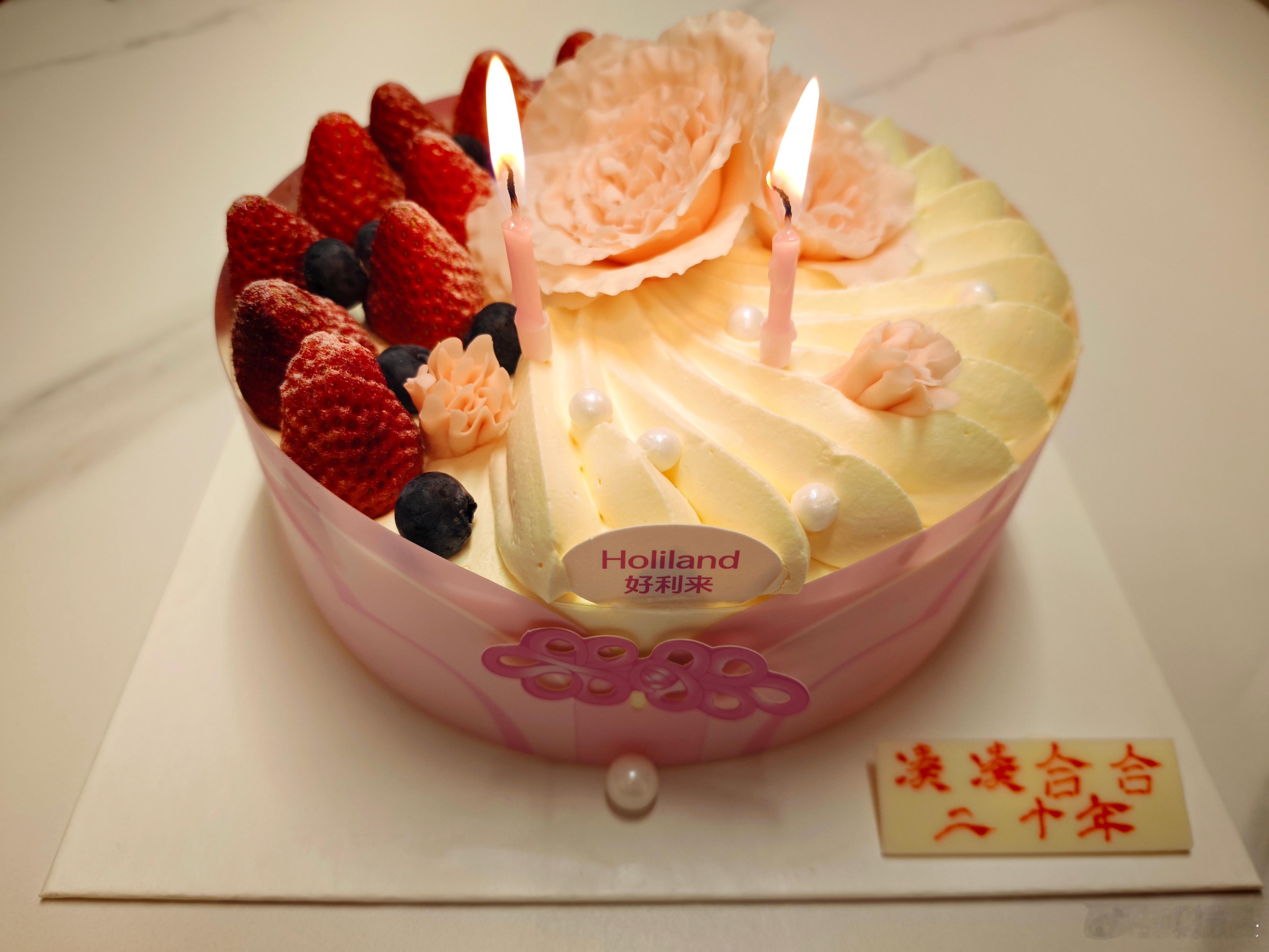 相看两不怎么厌，凑合走过二十年。 