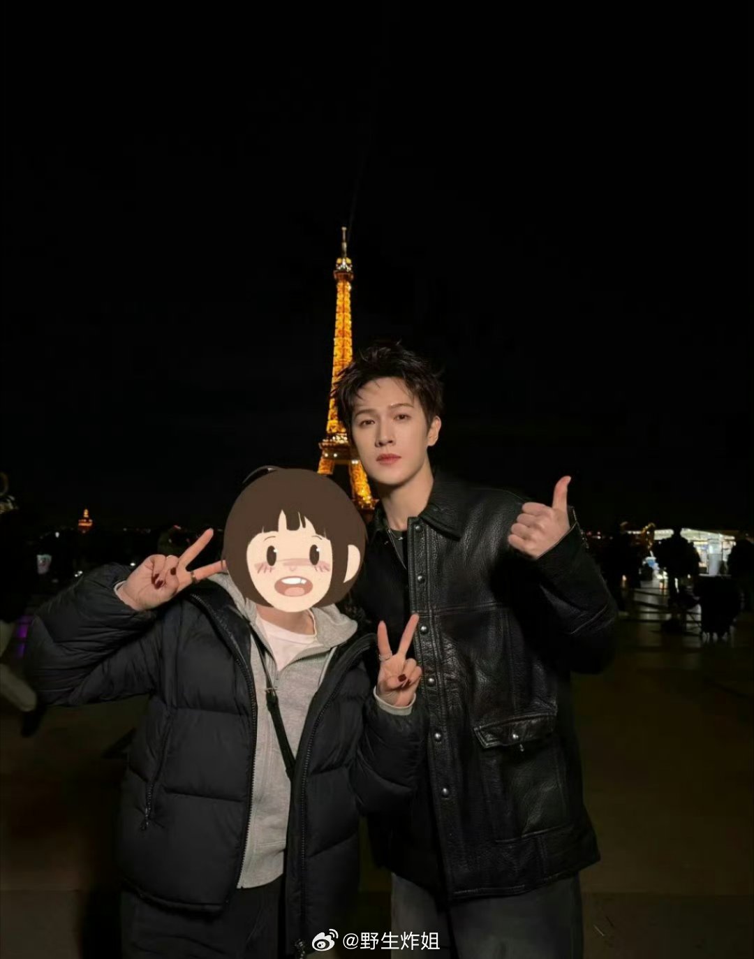 有网友在巴黎铁塔偶遇李昀锐 还合照了！是谁酸酸 