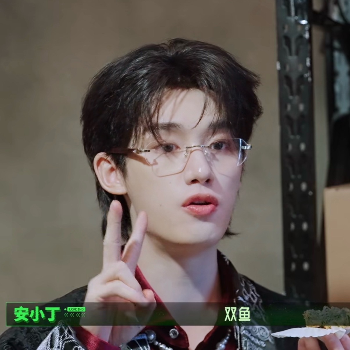 说自己是双鱼怎么还伸出两根手指啊丁程鑫🤣2=双吗啊啊啊啊啊啊我真服了第一次见这