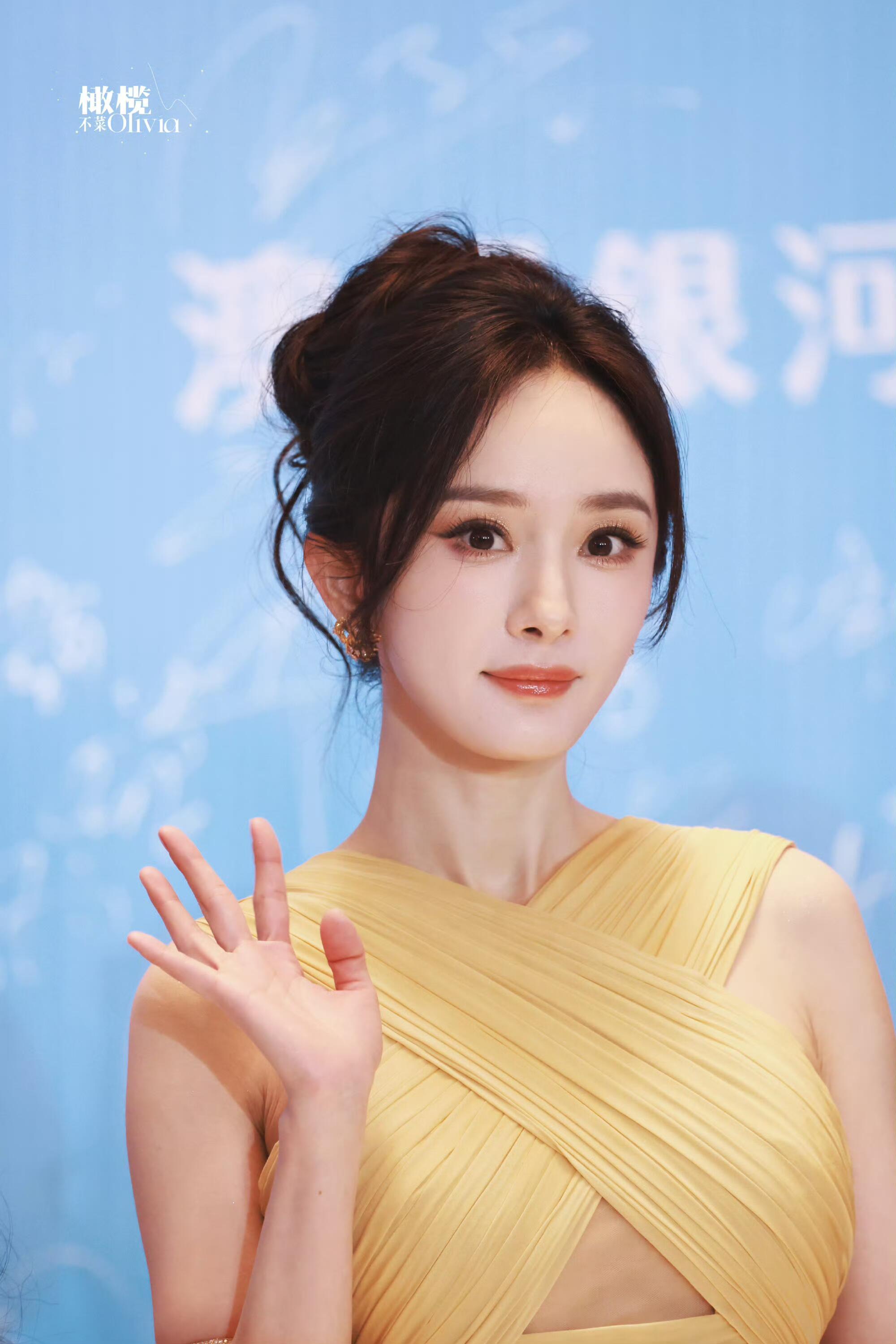 杨幂这套妆造完全就是妈幂呀