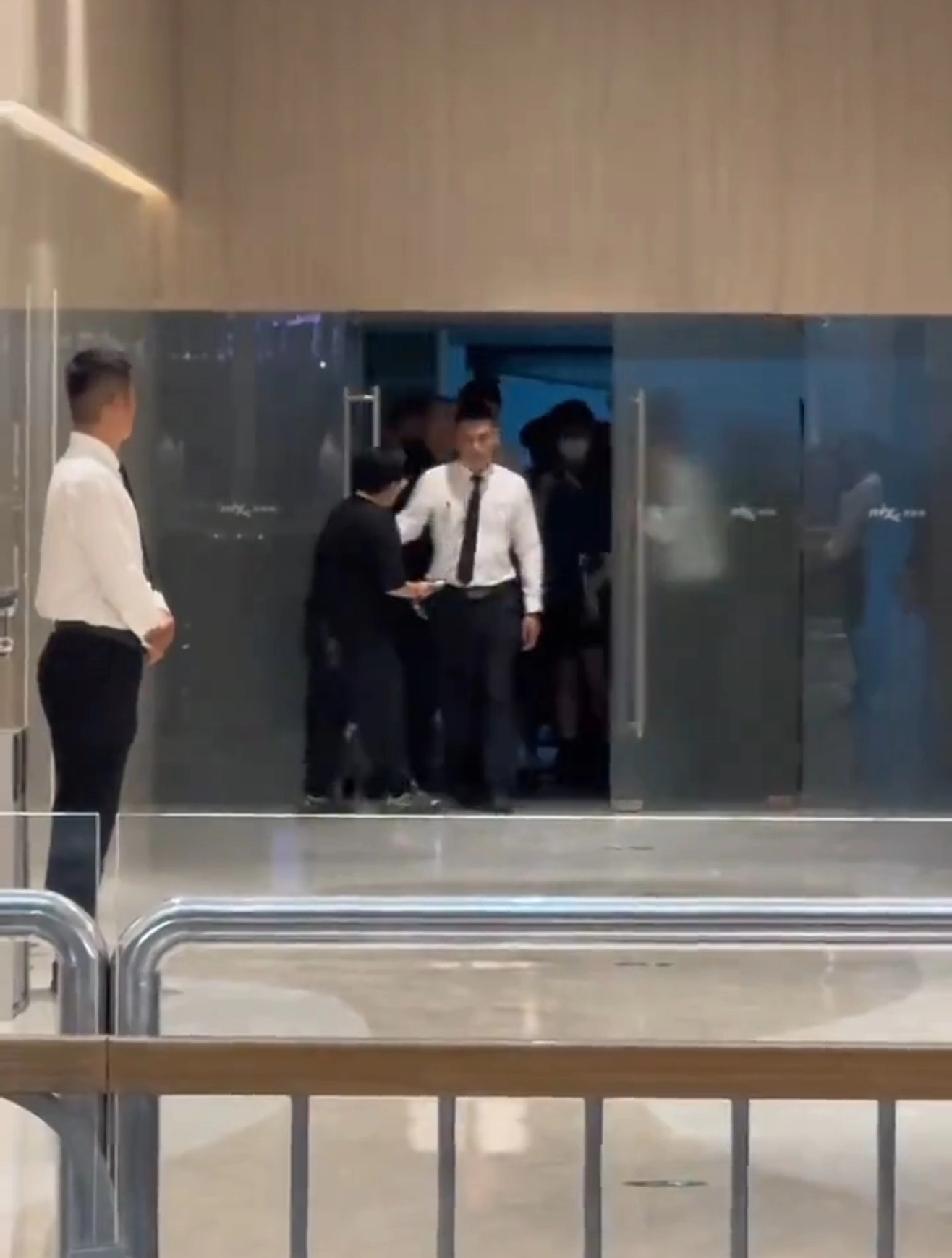 黄景瑜，你完全可以自个儿给自个儿当保镖了，就你这体格，把前面的安保都衬托的那么娇