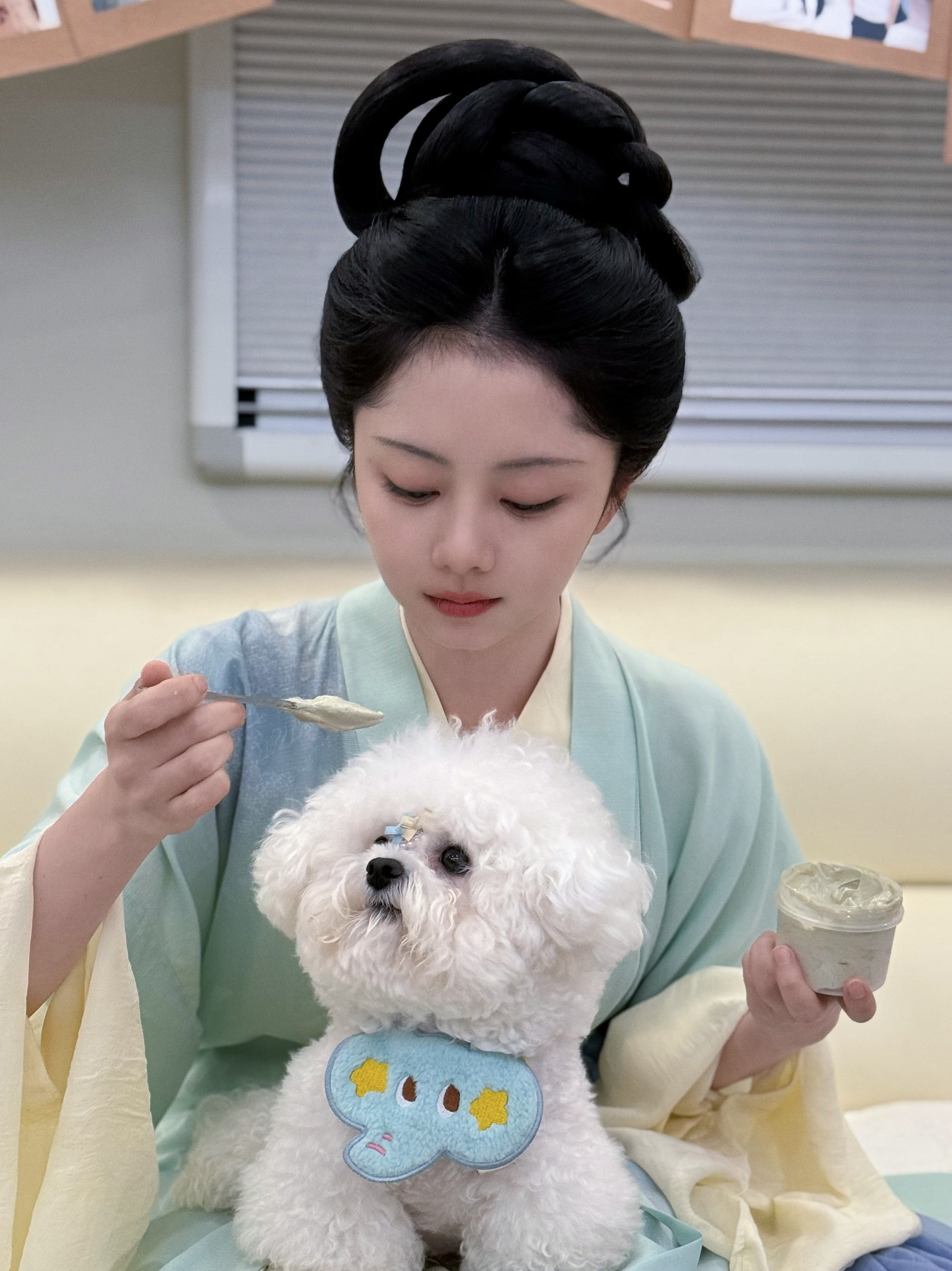 谭松韵[超话] 🐶两小姐‘s Postcard大家假期过得如何～[送花花]两小