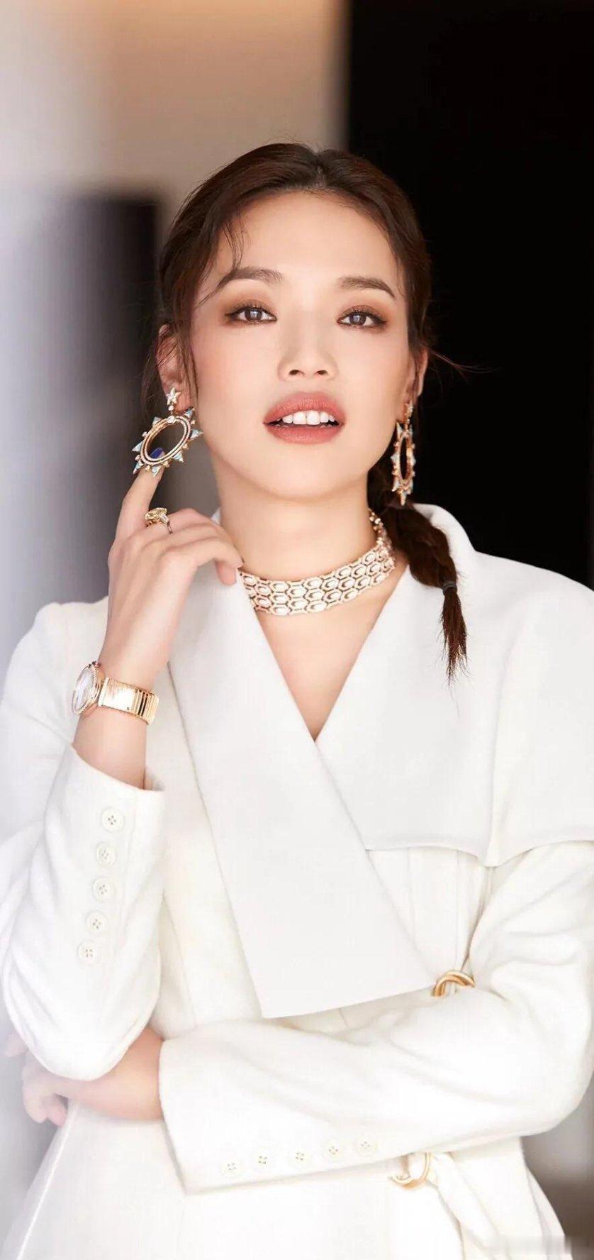 YU7代言人还是舒淇舒淇的自信，不是与生俱来的，而是源于无数不自信的累积。她用经