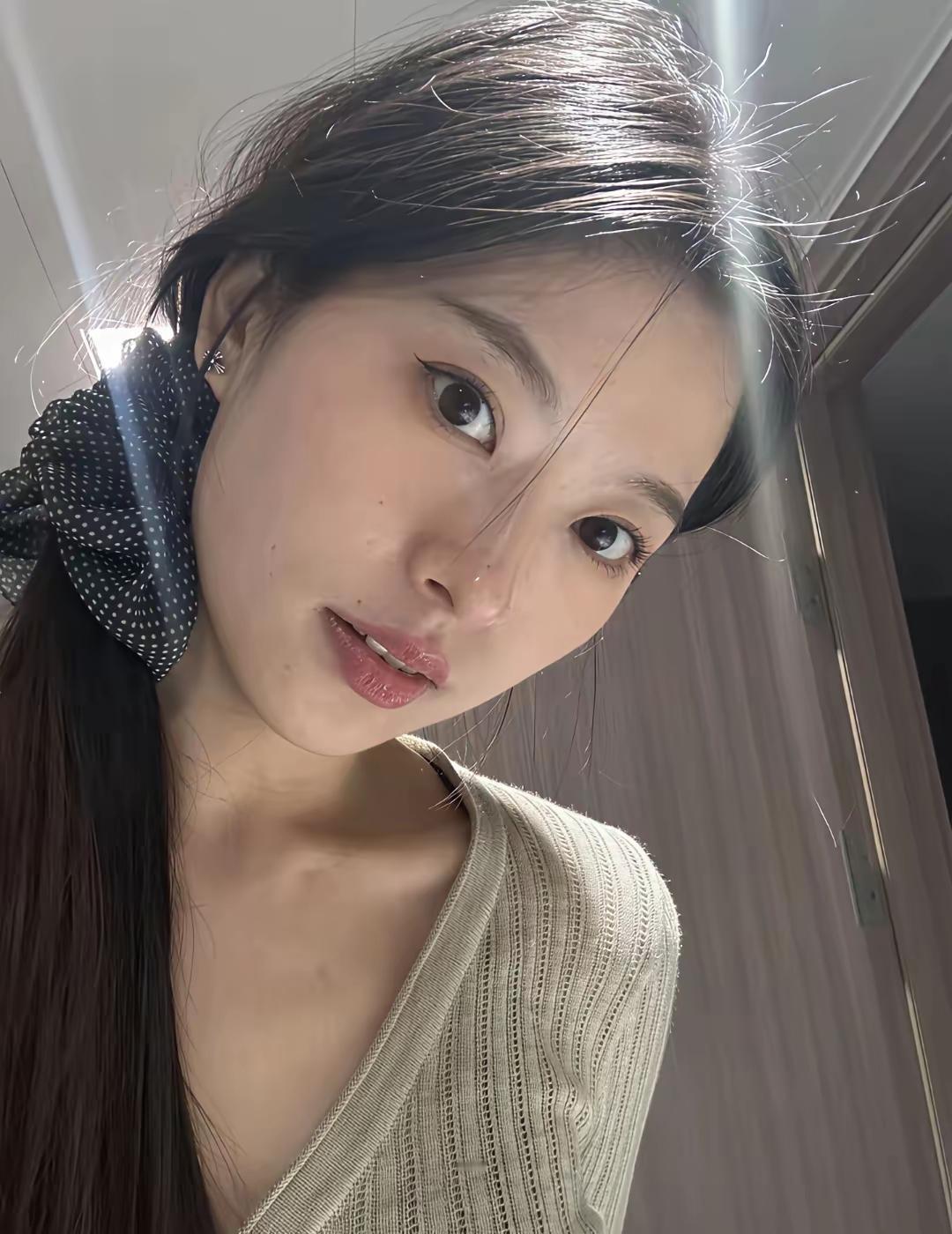 红妆美人倚，黑裙映秋光。
如何穿搭出清爽感呢? 我们中国哪里省份的美女好看