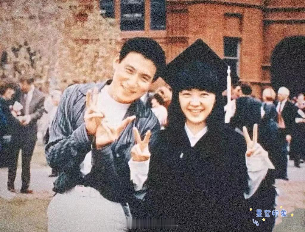 1994年，美国雪城大学，陈慧娴在毕业典礼上和好友张学友的合影照片，两人当时不但