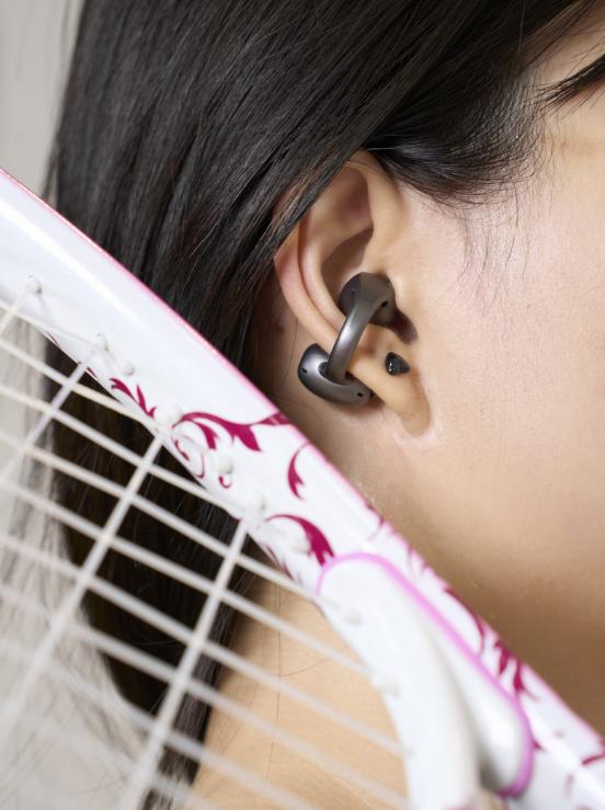 OPPO耳夹耳机你就甩吧，实测怎么甩都不掉！

之前没用过耳夹耳机，看那种挂在耳