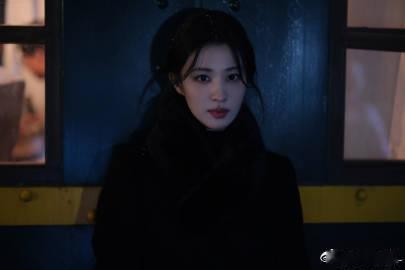 王楚然发这一秒过火剧照王楚然破碎感的神 完全就是破碎感的神来着的呀，看王楚然发这