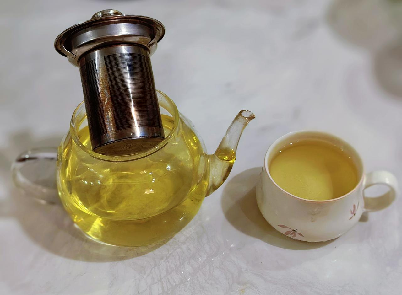 默默地泡了一壶茶～

 琪同学瞅我一眼:
“妈妈，这么晚，还喝茶。”

  我与