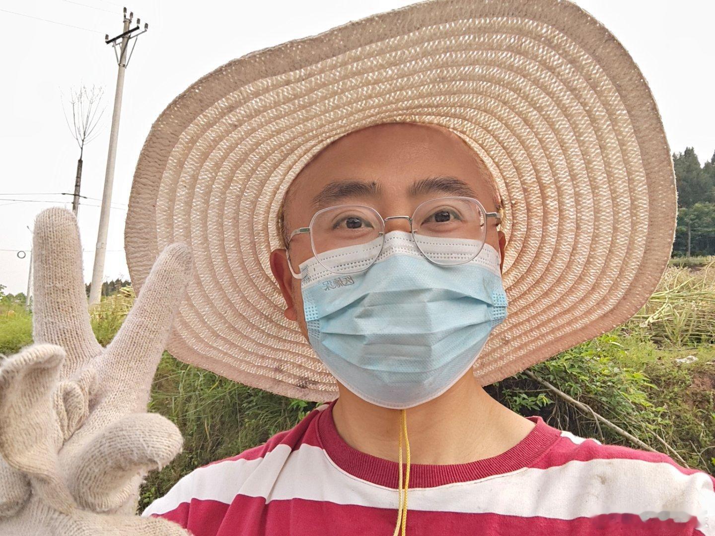 五一节着装标配：草帽、眼镜、口罩、手套。现在大家缺买菜油的钱吗？不，缺的是自给自