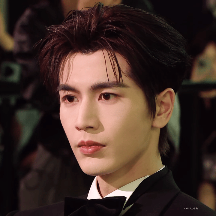 张凌赫怼脸动图张凌赫星光大赏内场怼脸 这个状态也太牛了