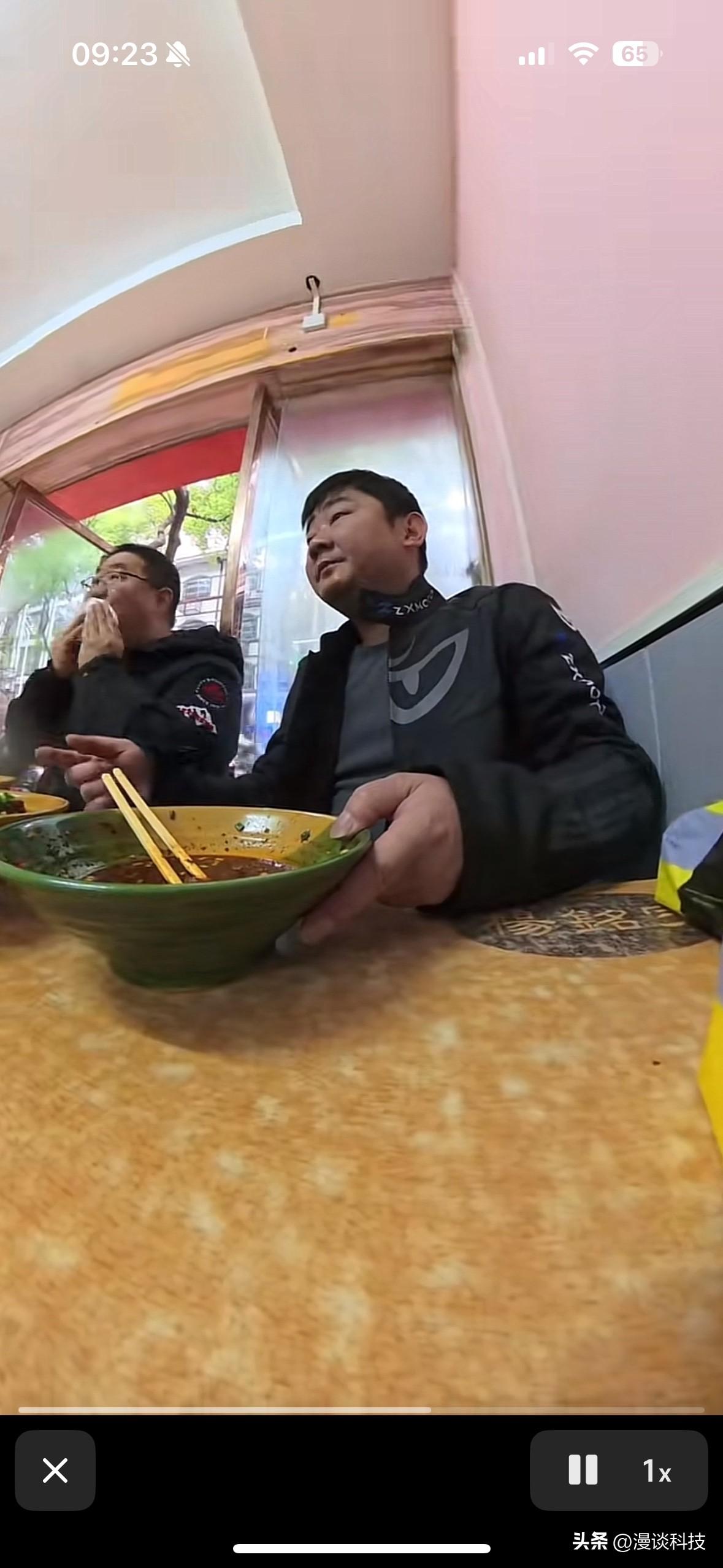 张雪和当年采访他的记者易军一起吃面，吃完一碗捞了十几次，确实没有了又要了一碗，非