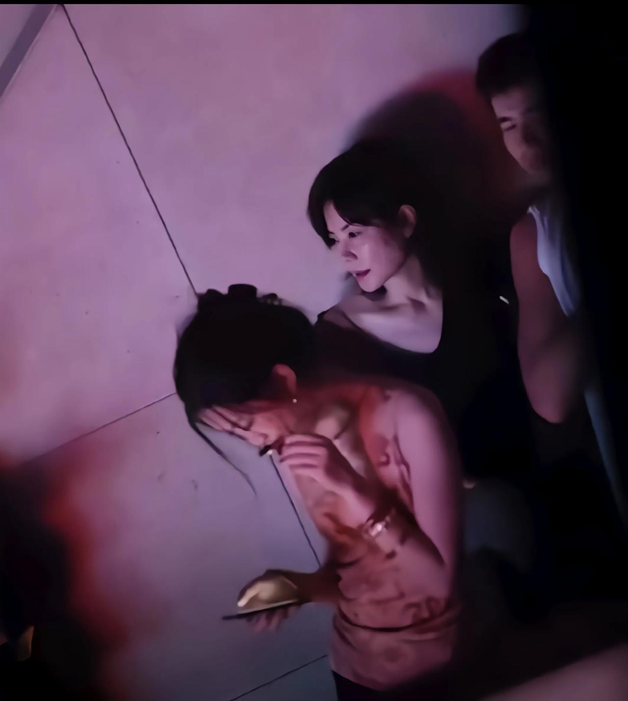 王菲带二女儿李嫣看演唱会，V领上衣半露香肩，增添几分女人味，心情也非常的好。
而