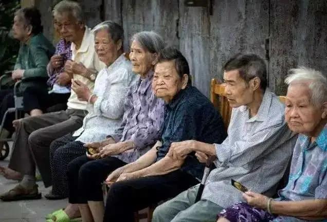 92 岁老母含泪告倒 4 子女：房子给了老大，钱给了老四，最后谁管我？结局太戳心