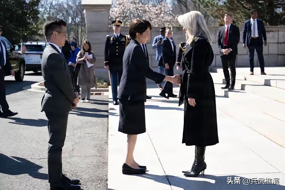 高市早苗在到访美国国家公墓时，她穿的是增高的圆头平底鞋，而美国礼宾官员是穿着尖头