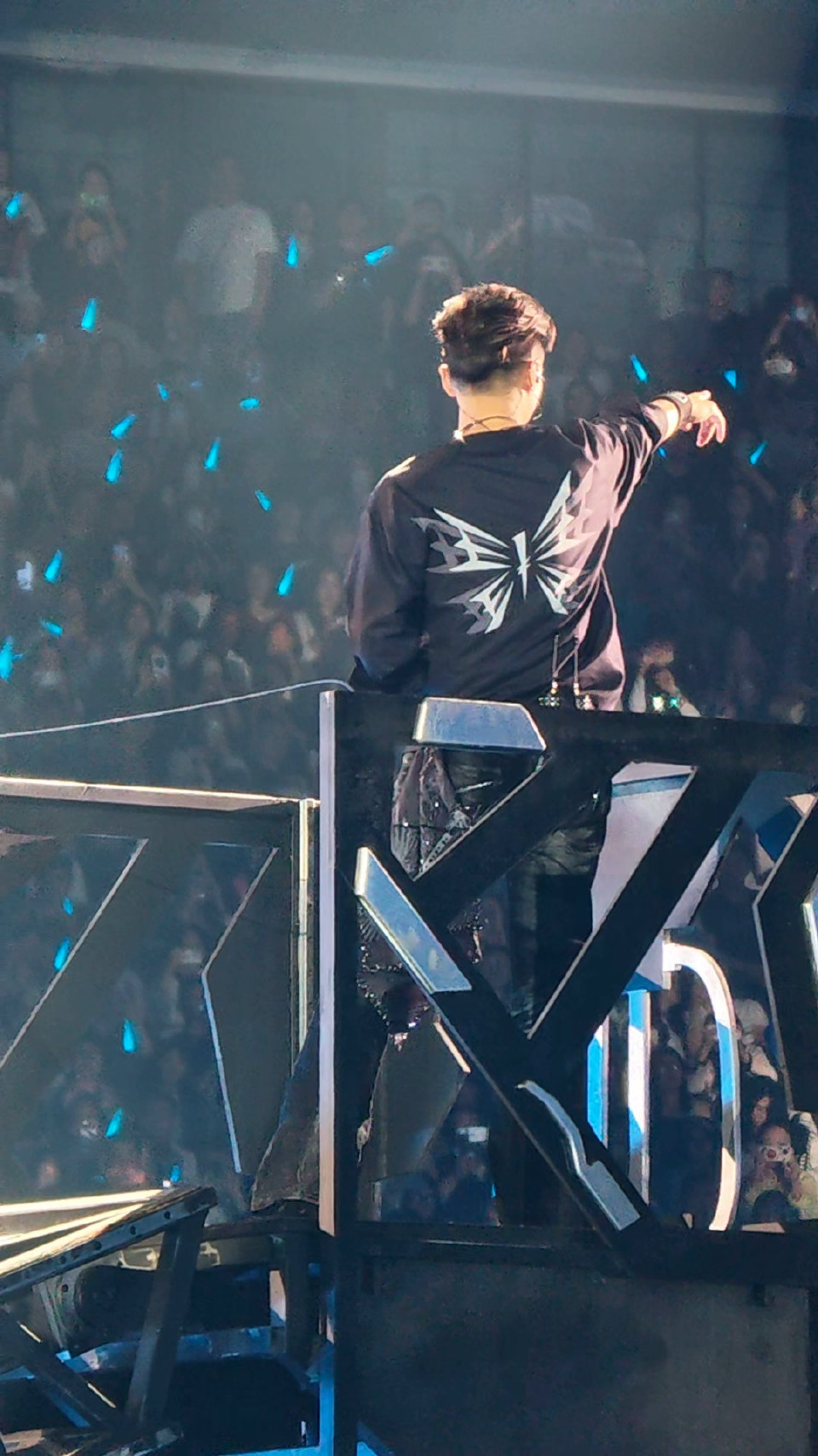 别家应援是海报，霆锋这是整座城的呐喊！太震撼了，这排面独一份，不愧是顶流，res