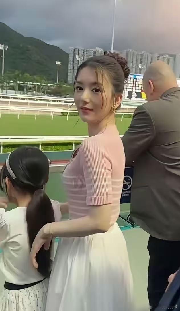 香港马会偶遇郭富城一家四口郭富城一家四口现身香港马会！郭富城一家四口现身香港马会