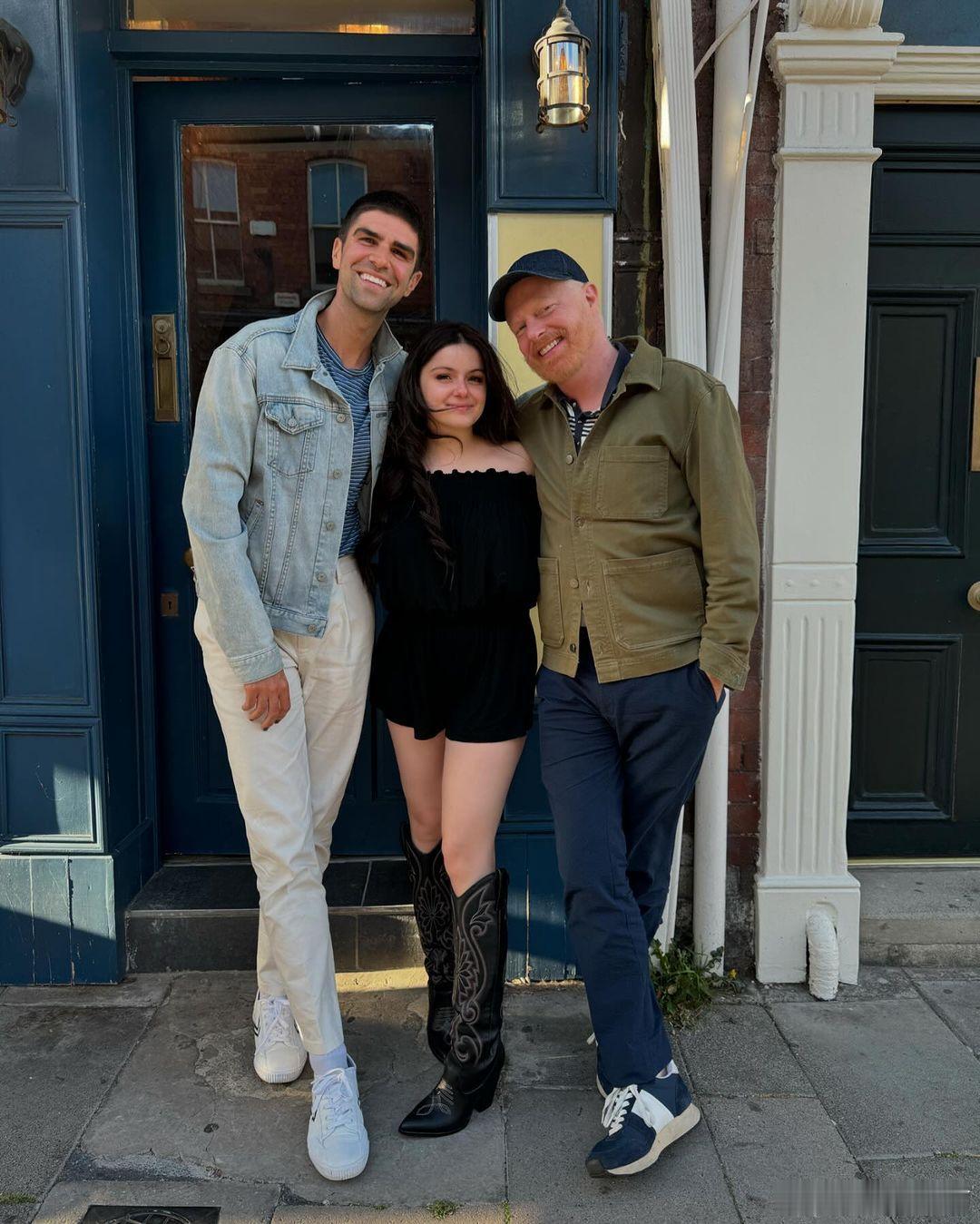 #摩登家庭#米球Alex重聚！Jesse Tyler Ferguson晒与Ari