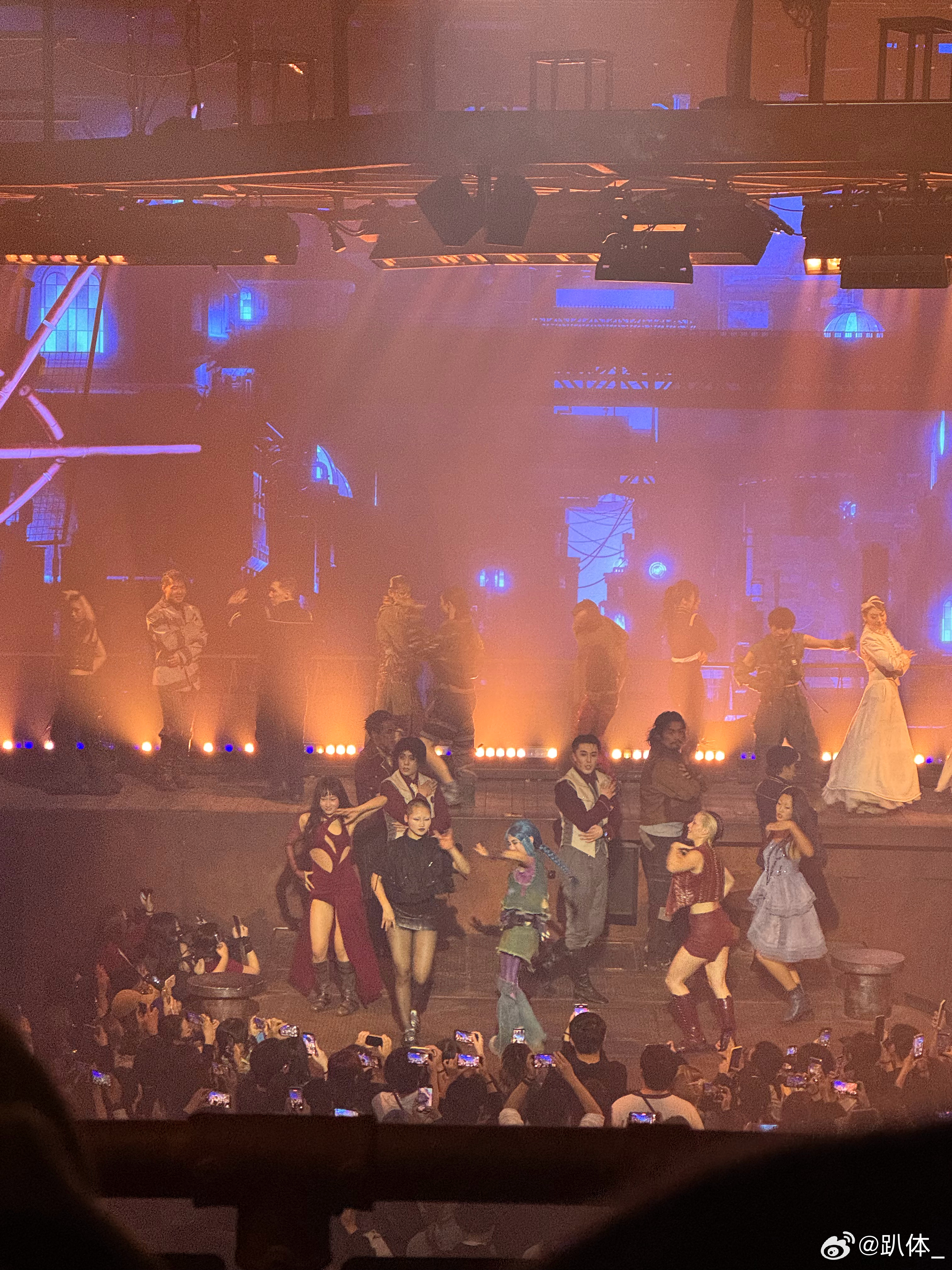 来看《双城之战》音乐剧了这就是沉浸式戏剧吗，真累挺啊看完出来刷小红书，发现因为懒