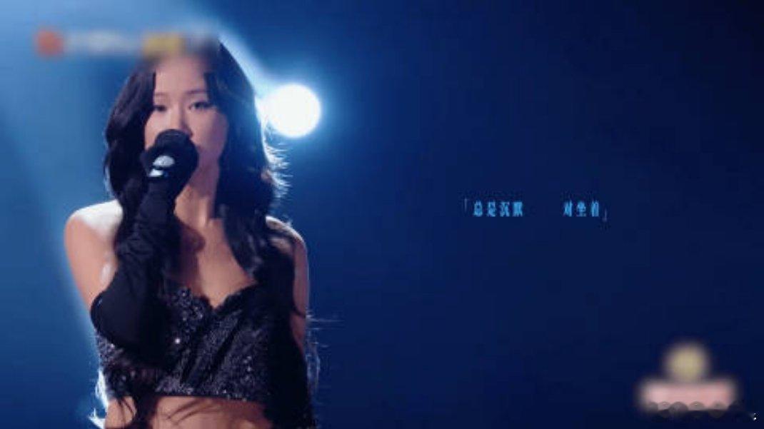 何炅说黄龄杀疯了 《慢冷》被她唱得丝丝入扣，情绪一层层铺开，像温水煮青蛙一样慢慢