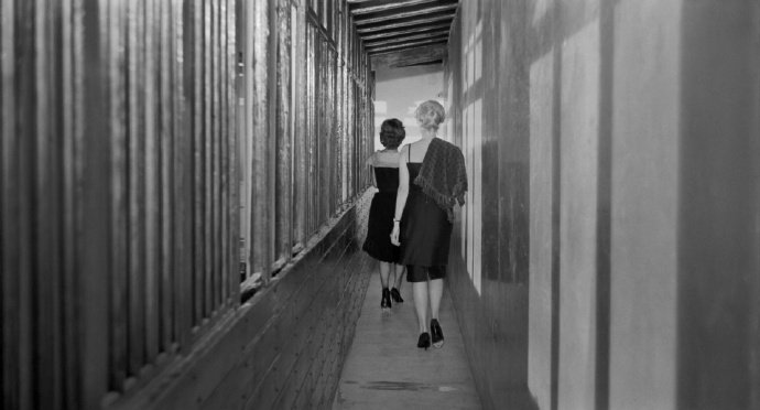 生活从来没有奇迹，每个人都在一边崩溃，一边自愈。｜路遥 ​​​