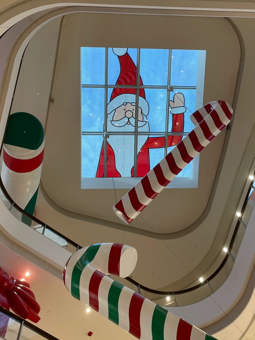 📍来静安寺记得抬头看看圣诞老人🎅🏻