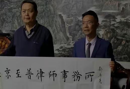他退出了28

有人说他7月底已退出28，
说得有鼻子有眼，
什么合同期已到没被