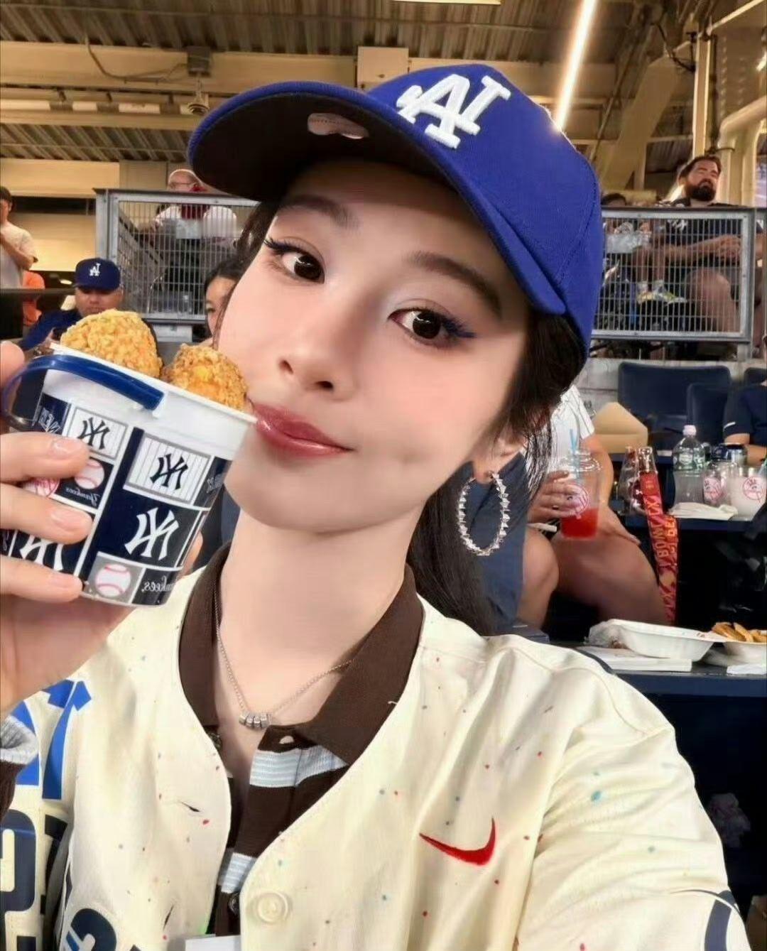 杨紫MLB棒球比赛现场照杨紫晒MLB赛场自拍照杨紫更新MLB棒球比赛自拍！！！杨